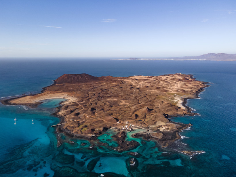 Luftaufnahme der Isla de Lobos bei Fuerteventura mit karger Vulkanlandschaft und türkisblauen Buchten