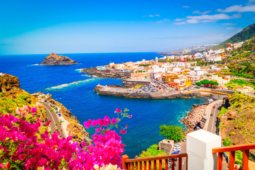 Garachico Aussichtspunkt – Farbenprächtiger Blick über Küste und Altstadt auf Teneriffa Garachico Aussichtspunkt mit bunten Bougainvillea, Altstadt, Hafen und Felseninsel im Atlantik auf Teneriffa