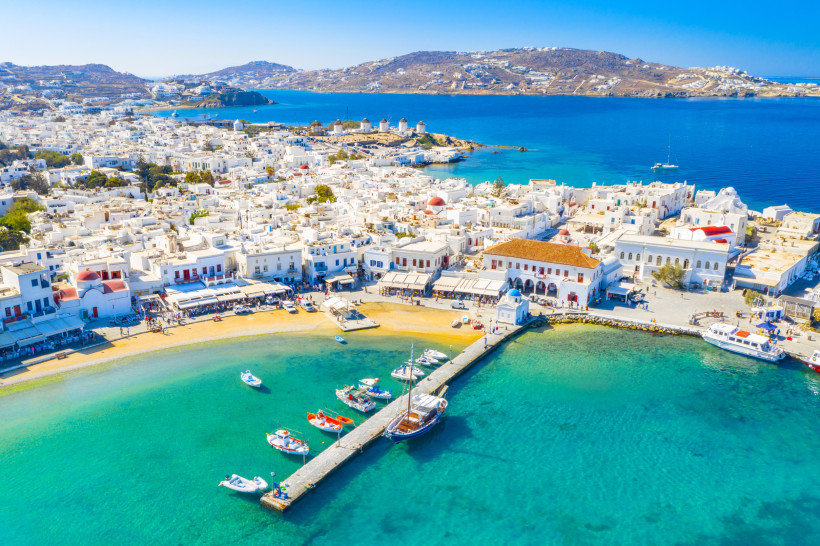 Mykonos Blick auf die Seebrücke, das Meer und die Berge