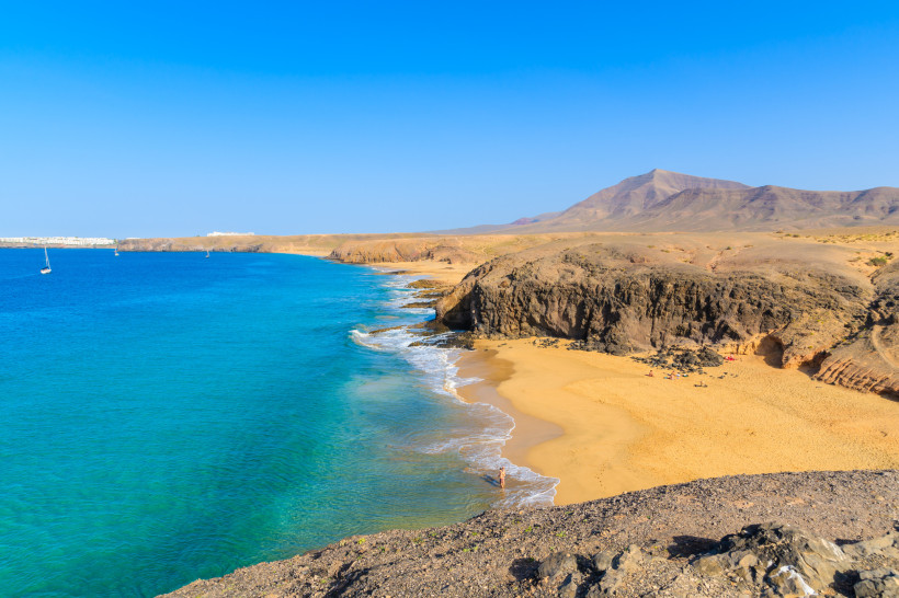 Küstenlandschaft der Playas de Papagayo mit Sandstrand, felsigen Klippen und türkisblauem Meer