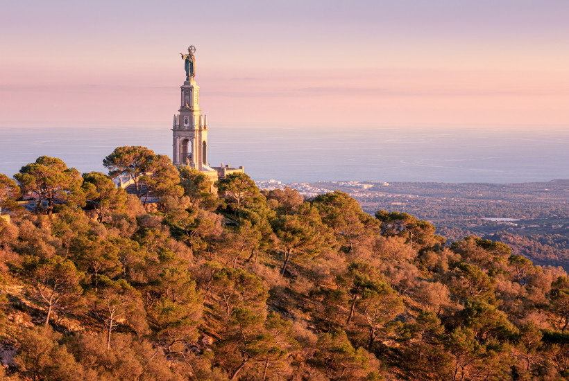 Aussicht vom Hügel mit Kloster Santuari de Sant Salvador über die Landschaft bis zum Meer bei Portocolom
