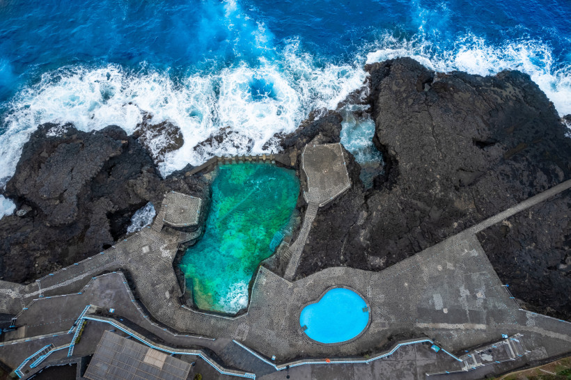 Luftaufnahme des Meerwasserpools Charco Azul an der Felsküste von La Palma, Kanarische Inseln