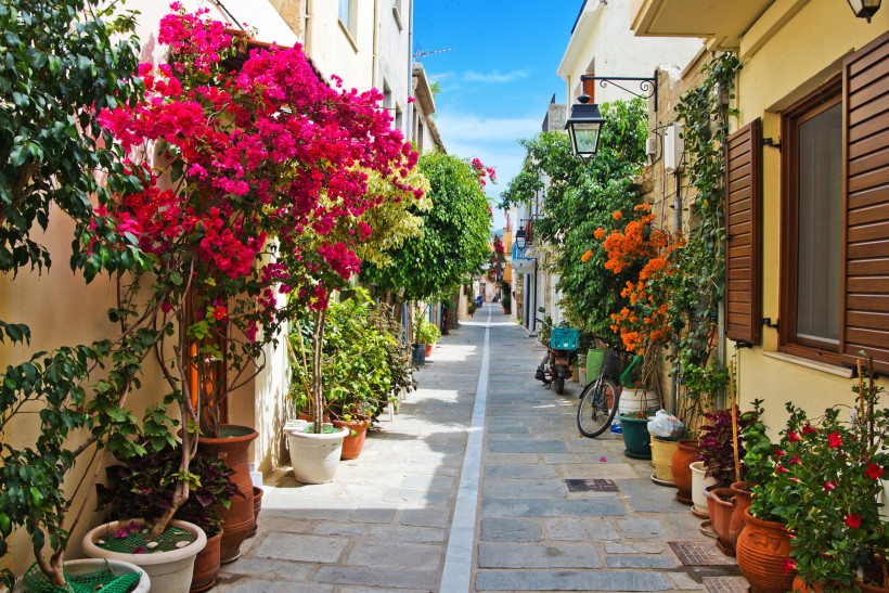 Altstadt, Rethymnon, Kreta schmale Passage zwischen Gebäuden mit Blumen