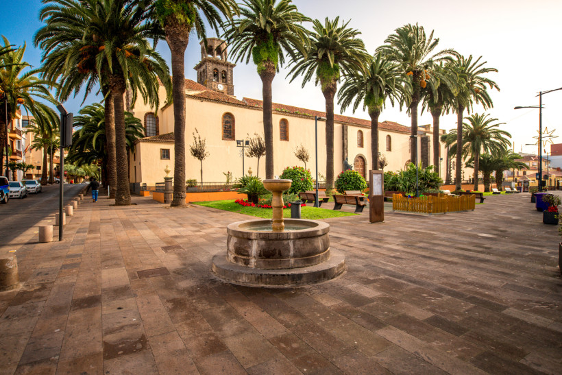 Historische Altstadt von La Laguna – Plaza und Iglesia de la Concepción auf Teneriffa Plaza mit Brunnen und Palmen vor der Iglesia de la Concepción in der Altstadt von San Cristóbal de La Laguna auf Teneriffa.