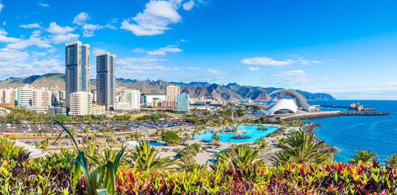 Santa Cruz de Tenerife Panorama mit Auditorio Adán Martín und moderner Skyline Weitwinklige Panoramaaufnahme von Santa Cruz de Tenerife mit dem futuristischen Auditorio Adán Martín, der modernen Skyline, Palmen, Küstenlinie und dem türkisblauen Atlantik – ikonischer Stadtblick der Hauptstadt Teneriffas.