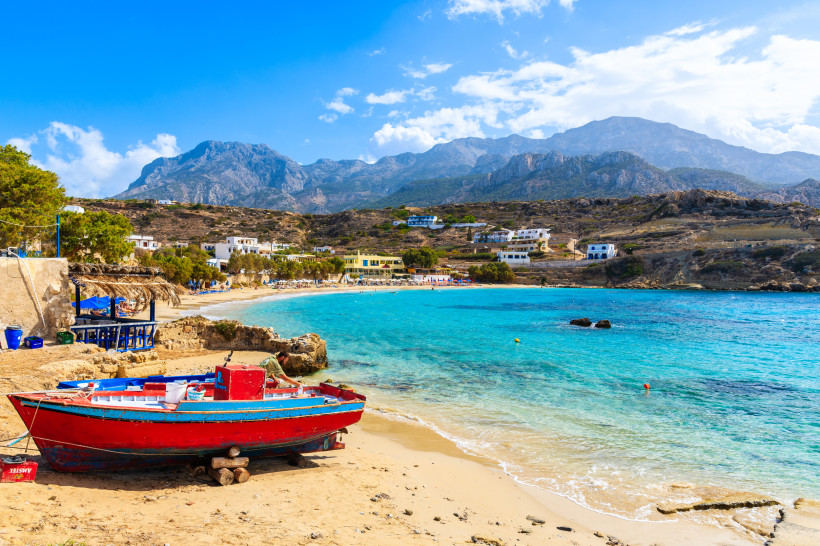 Karpathos, Griechenland Fischer reparieren Boote am Strand im Dorf Lefkos an der Küste
