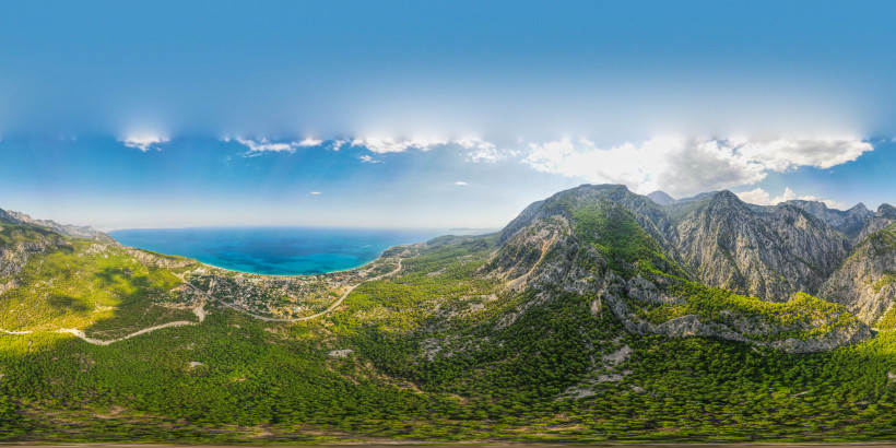 Panoramablick auf Beldibi an der Türkischen Riviera mit bewaldeten Bergen des Taurusgebirges, Küstenort und tiefblauem Mittelmeer