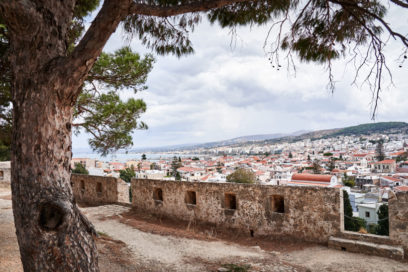 Rethymno – Blick über die Altstadt von der Festung Blick von einer Festungsmauer über die Altstadt von Rethymno mit roten Dächern und Küstenlinie
