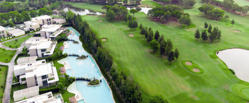 Luxusresort mit Golfplatz in Belek – exklusive Ferien an der Türkischen Riviera Luftaufnahme eines luxuriösen Resorts mit Golfplatz in Belek, Türkei – exklusive Villen, große Poollandschaft und grüne Fairways für hochwertigen Luxusurlaub.