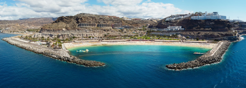 Playa de Amadores, große Bucht mit weißem Sandstrand und türkisfarbenem Meer bei Puerto Rico de Gran Canaria