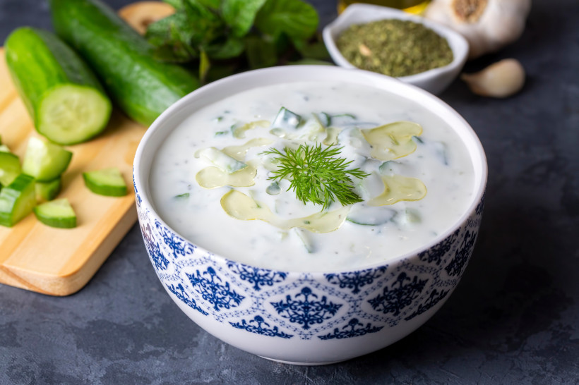 Schale mit Tzatziki aus Joghurt und Gurke, mit Dill und Knoblauch