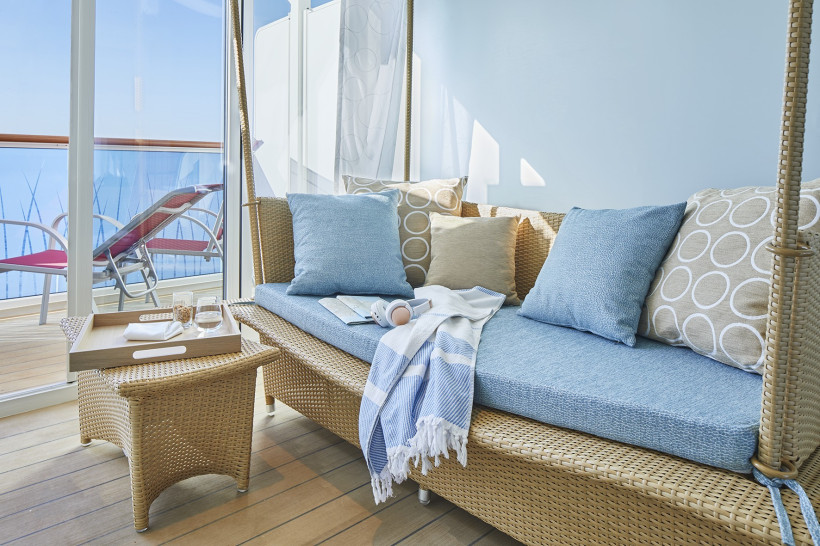 AIDAcosma Verandakabine Deluxe mit Lounge auf dem Balkon Lounge-Möbel auf der Veranda einer Deluxe-Kabine auf der AIDAcosma mit Blick aufs Meer