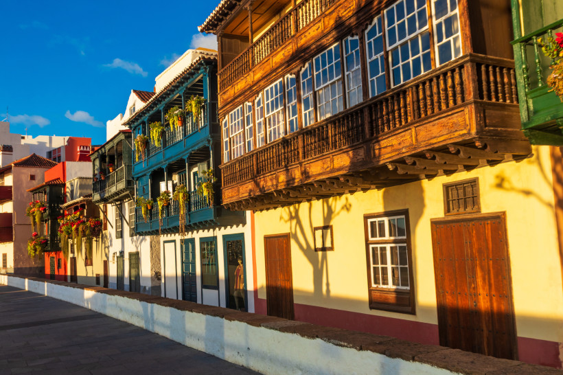 Bunte Holzbalkone an kolonialen Häuserfassaden an der Avenida Maritima in Santa Cruz de la Palma, Kanarische Inseln, Spanien