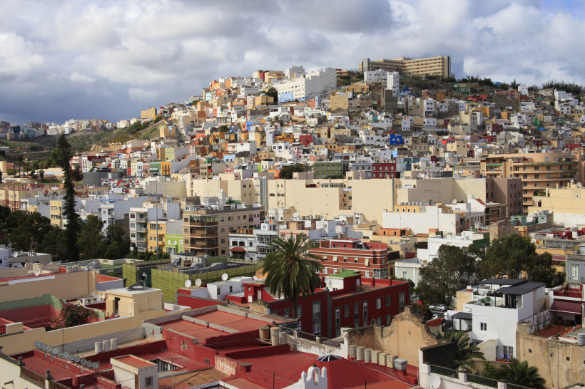 Bunte Altstadthäuser von Las Palmas – Farbenmeer über der Inselhauptstadt Die farbenfrohen Häuser von Las Palmas erstrecken sich malerisch über die Hügel der Stadt. Dieses typische Stadtbild zeigt das lebendige Flair und die einzigartige Architektur Gran Canarias – ein Must-see für Kulturfans und Fotografen.