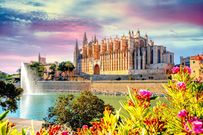 Kathedrale La Seu in Palma mit Wasserbecken, Stadtmauer und Blick auf die Altstadt