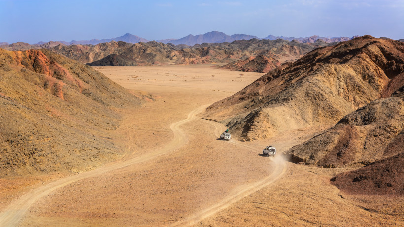 Jeep Safari durch eine malerische Wüstenlandschaft mit Sandbergen und weitem Horizont