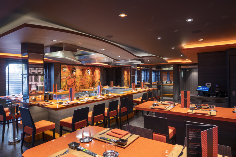 Kaito Teppanyaki auf der MSC Grandiosa – Innenansicht mit Teppanyaki-Grill und Sitzbereich Teppanyaki-Restaurant Kaito auf der MSC Grandiosa mit Grillplatten, Sitzplätzen und gedeckten Tischen