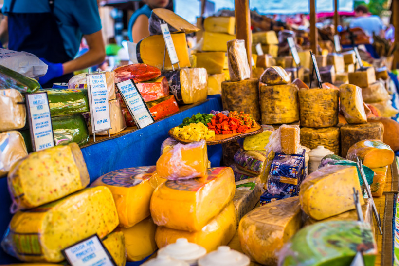 Mallorquinische Käsesorten und regionale Spezialitäten auf dem Markt in Felanitx