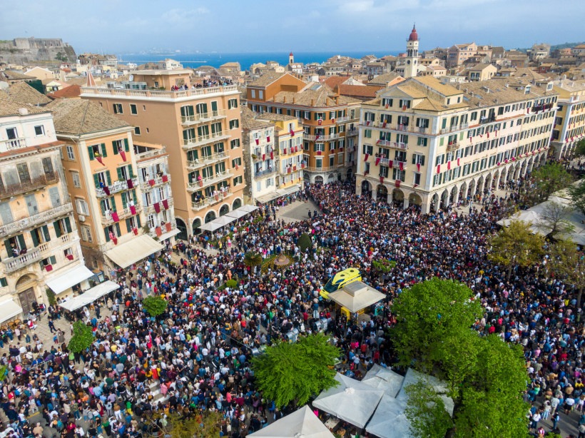 Osterfest in der Altstadt von Korfu: Tausende Menschen versammeln sich rund um das Liston, um das spektakuläre „Töpfewerfen“ live mitzuerleben. Rote Tücher hängen von den Balkonen, während oben die traditionellen Tongefäße zu Boden krachen – ein einmalige