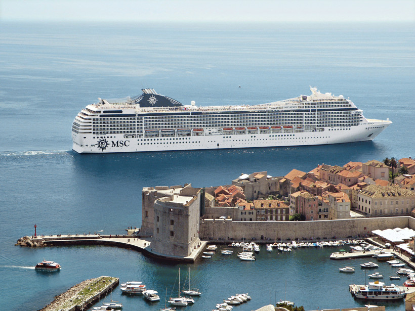 MSC Musica vor Dubrovnik Kreuzfahrtschiff MSC Musica vor der Altstadt von Dubrovnik