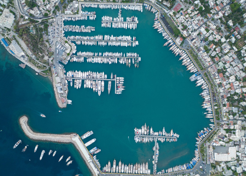 Luftaufnahme der Bodrum Marina mit zahlreichen Yachten, Hafenbecken und der umliegenden Stadt