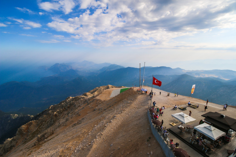 Aussichtsplattform auf dem Tahtalı-Berg bei Kemer mit Panorama über Taurusgebirge und Mittelmeer