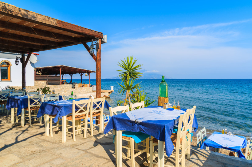 Taverne direkt am Meer auf Kreta mit Blick auf das Wasser und Sitzplätzen im Freien