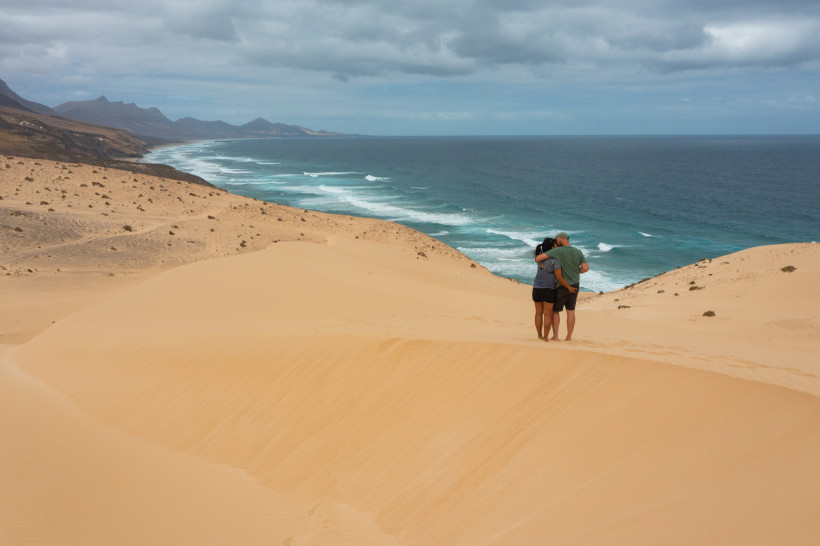 Sanddüne bei Jandía mit Blick auf den Atlantik und zwei Personen am Dünenkamm