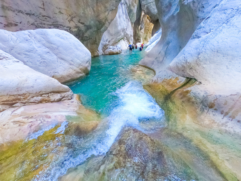 Canyoning in einer Schlucht bei Kemer mit türkisfarbenem Wasser – Abenteuer und Aktivurlaub an der Türkischen Riviera