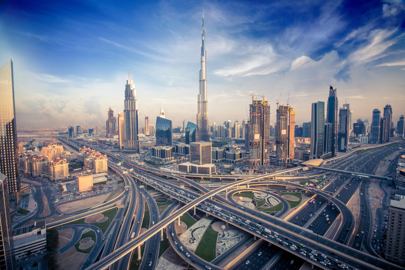 Skyline von Dubai mit dem Burj Khalifa und mehrspurigen Autobahnkreuzen im Vordergrund