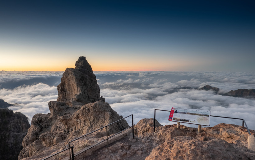 Pico de las Nieves – Sonnenaufgang über den Wolken Gran Canarias Der Pico de las Nieves, mit 1.949 Metern der höchste Punkt Gran Canarias, bietet atemberaubende Ausblicke über ein Meer aus Wolken. Besonders bei Sonnenaufgang ist der Aussichtspunkt ein magischer Ort, an dem sich Himmel, Felsen und Licht zu einem unverge