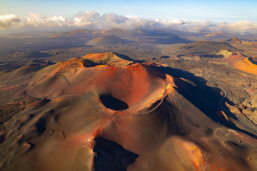 Vulkanlandschaft mit Kraterkegeln und Lavafeldern im Nationalpark Timanfaya auf Lanzarote