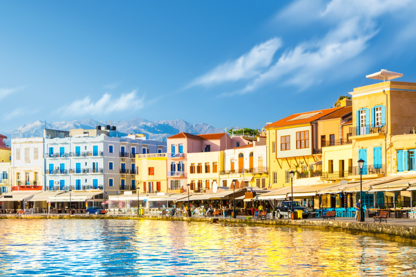 Chania, Kreta Stadt an der Küste, bunte Gebäude und Touristen