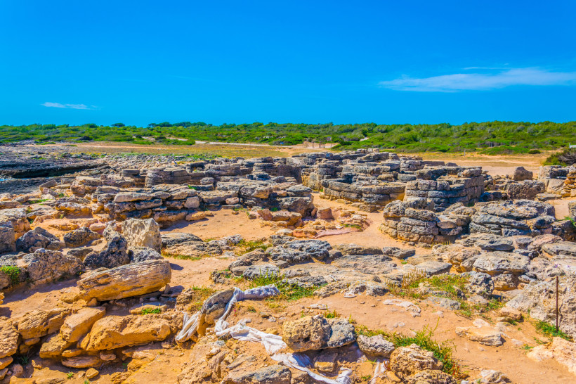 Steinreste und offene Landschaft als Beispiel für ruhige Natur- und Erkundungsräume