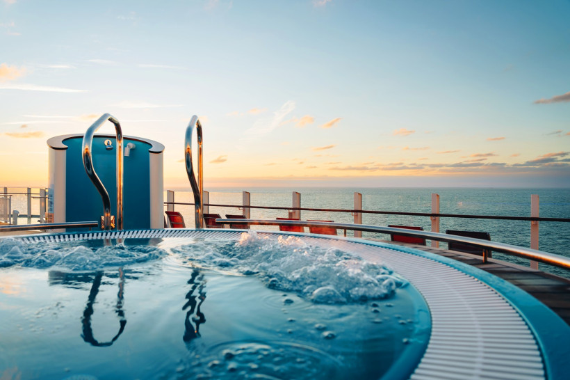 AIDAcosma Body Whirlpool auf dem Außendeck der AIDAcosma mit Blick aufs Meer bei Sonnenuntergang