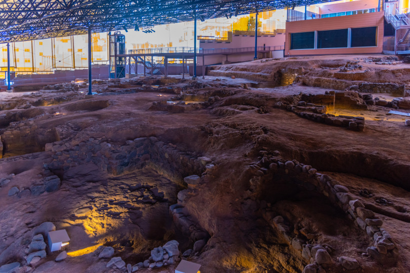 Ausgrabungen im Cueva-Pintada-Museum in Gáldar auf Gran Canaria Im Inneren der Cueva Pintada in Gáldar erleben Besucher ein einzigartiges Fenster in die Vergangenheit der kanarischen Ureinwohner. Beleuchtete Grabungsfelder und informative Ausstellungen machen diesen Ort zu einem der spannendsten archäologischen Museen