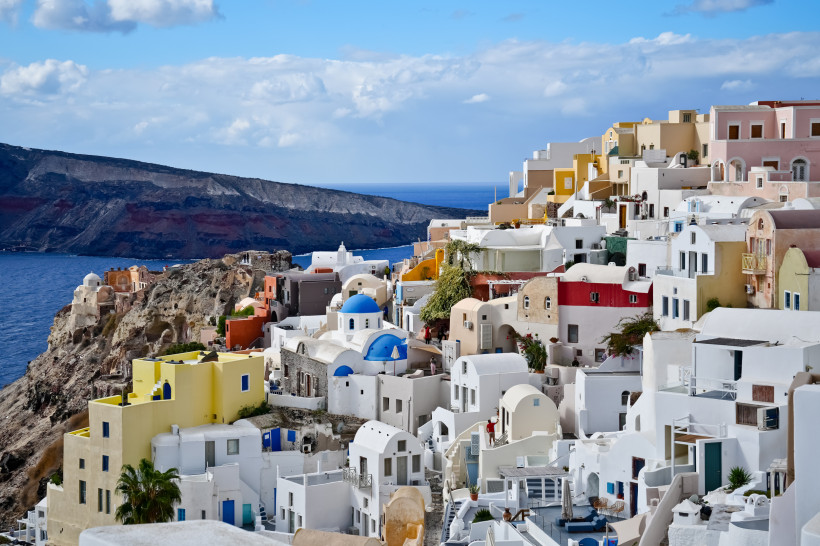bunte Häuser in einem traditionellen Santorini-Dorf