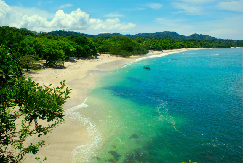 Playa Conchal Costa Rica – Weißer Sandstrand und türkisblaues Wasser Playa Conchal in Costa Rica mit weißem Sandstrand, türkisblauem Meer und grünem Wald im Hintergrund