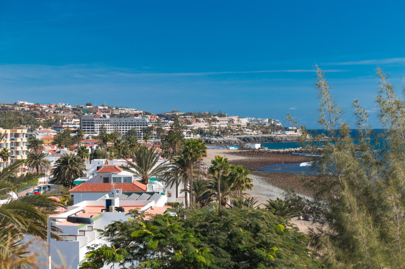 Panoramablick auf San Agustín auf Gran Canaria mit Strand, Hotels und Palmen am Atlantik
