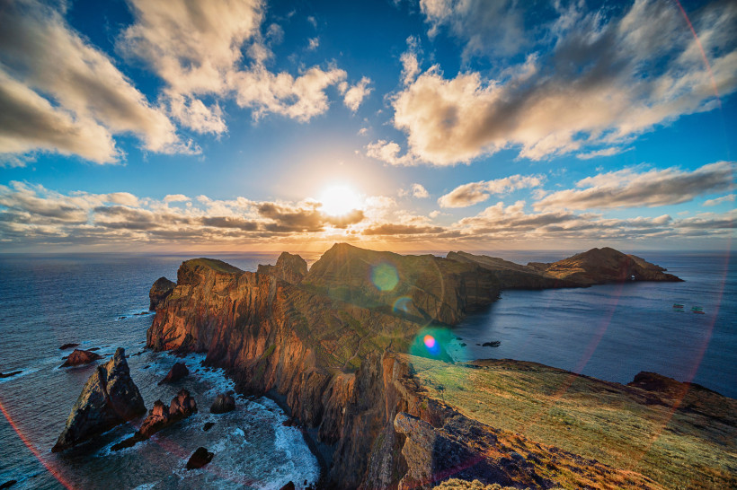 Sonnenaufgang über der Halbinsel Ponta de São Lourenço auf Madeira mit schroffen Klippen und Atlantikküste