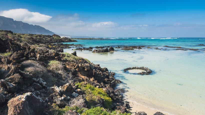 Küste bei Orzola im Norden von Lanzarote mit Lavagestein, türkisfarbenem Wasser und flachen Naturpools.