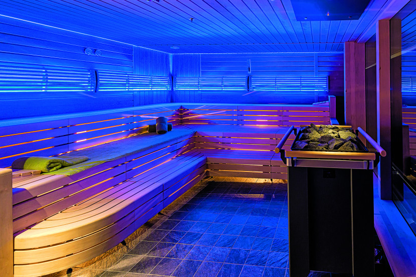 Innenansicht der Horizont Sauna auf der Mein Schiff 6 mit Holzliegen und Saunaofen