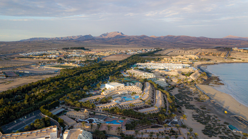 Luftaufnahme von Costa Calma auf Fuerteventura mit Hotelanlagen, Palmen und Strand, im Hintergrund Berglandschaft