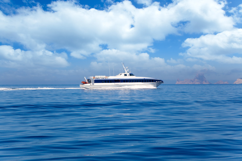 Fähre von Ibiza nach Formentera auf dem Meer unter bewölktem Himmel