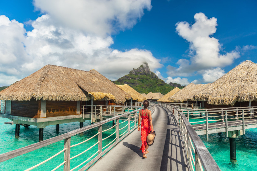 Exklusives All Inclusive Luxusresort mit Overwater-Bungalows in tropischer Lagune – Premiumurlaub für Genießer