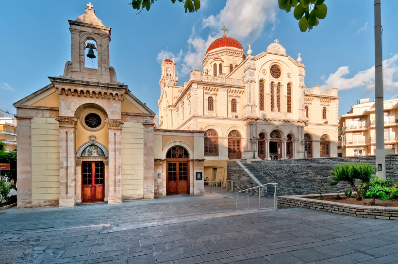 Heraklion: Kathedrale Agios Minas mit Vorplatz und Treppenanlage Kathedrale Agios Minas in Heraklion mit roter Kuppel und Glockenturm