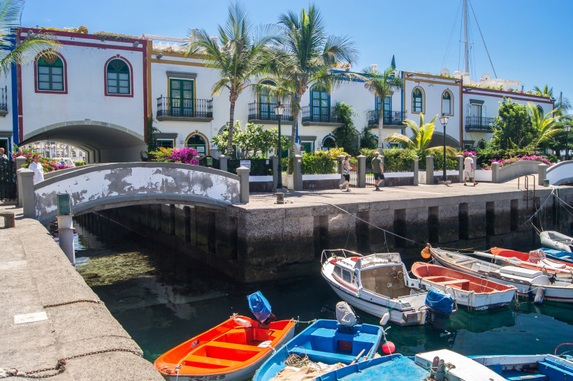 Puerto de Mogán: Boote am Hafenkanal vor weißen Häusern und Palmen Hafenkanal in Puerto de Mogán mit kleinen Booten, Brücke, Palmen und weißen Häusern am Ufer