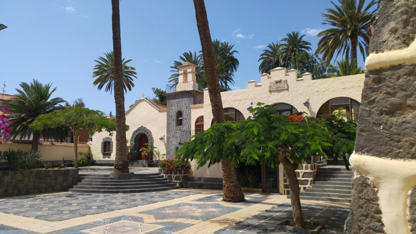Innenhof und Kapelle des Pueblo Canario im Parque Doramas Im Herzen des Pueblo Canario in Las Palmas de Gran Canaria erwarten Besucher eine malerische Kapelle, Palmen und ruhige Innenhöfe. Die Architektur vereint kanarische Tradition mit einem Hauch Kolonialstil und vermittelt das authentische Flair des alten Gr