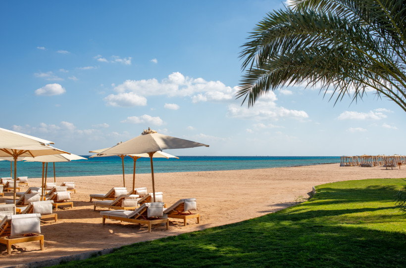 Strandurlaub in Ägypten Liegestühle und Sonnenschirme am Strand
