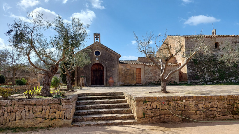 Steingebäude und Kapelle im Bereich der Nekropole von Son Real nahe Can Picafort